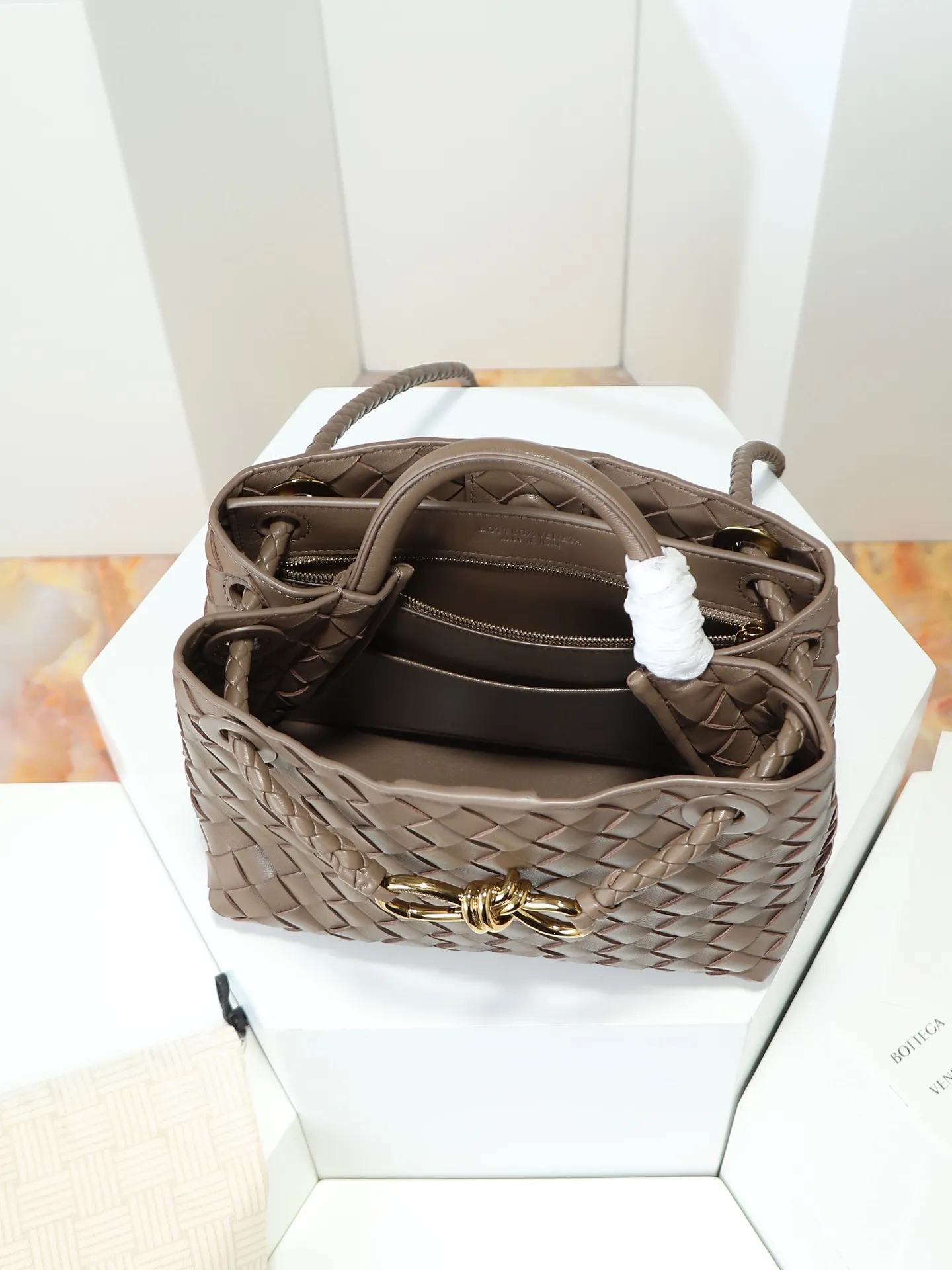 1300. Andiamo is shipping‼ ️Really popular🔥The new Andiamo woven handbag launched by Bottega Veneta this season is really popular all over the world! ! Celebrities at home and abroad have worn it, and Oscar-winning actress Michelle Yeoh has taken it out on the street. Song Jia, Trai Yala, Yu Feihong, Sanji Ayaka, Rosie Hunting-Whiteley, Yoshioka Riho, etc. have all worn this bag. It is classic and versatile and shows off your temperament, and the bag capacity is also large, which is very convenient for daily commuting! ! A variety of carrying methods, the shoulder straps can be adjusted by yourself, the original lambskin feels soft and delicate, and the unisex style breaks the gender boundaries and brings a more practical and long-lasting use experience. Andiamo, which has both elegant and casual styles, perfectly interprets the true appearance of "fashionable old money style". Style number: 766014 Size: 25*22*10.5cm
